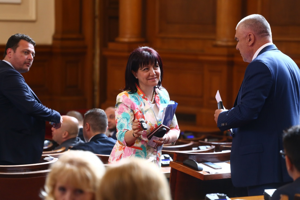 Екшън в парламента: Депутати се обиждат на "бастуни", скандалът не стихва, Караянчева прекрати парламентарното заседание 