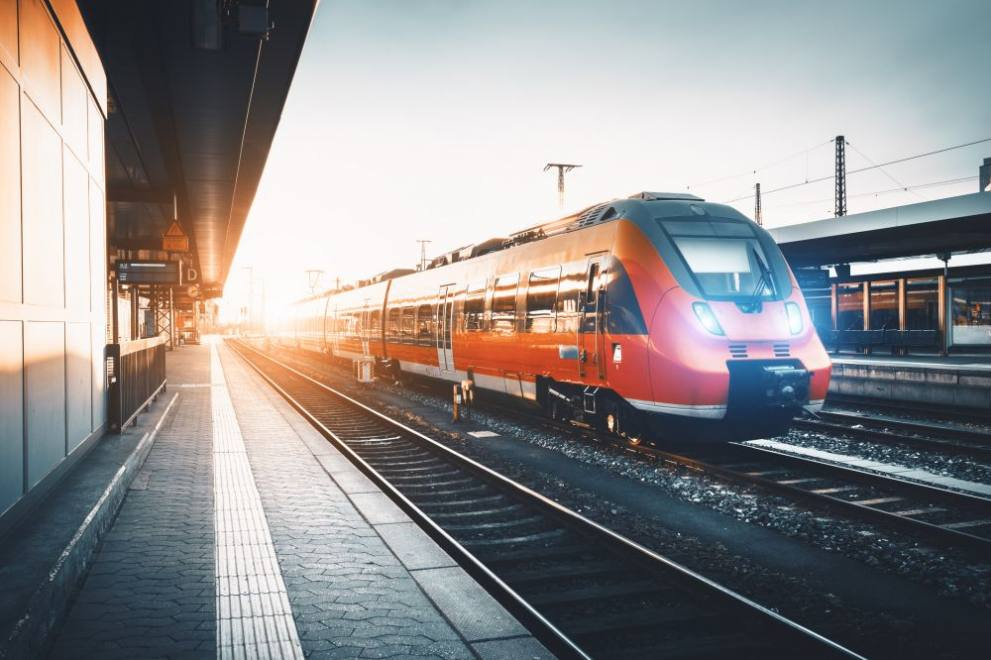 Подивял мъж нападна с нож пътник във влака от Кьолн 