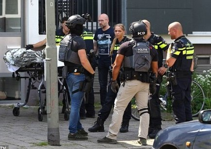 Нов ужас в Холандия! Полицаи простреляха сириец, размахвал брадва и крещял "Аллах Акбар!" 