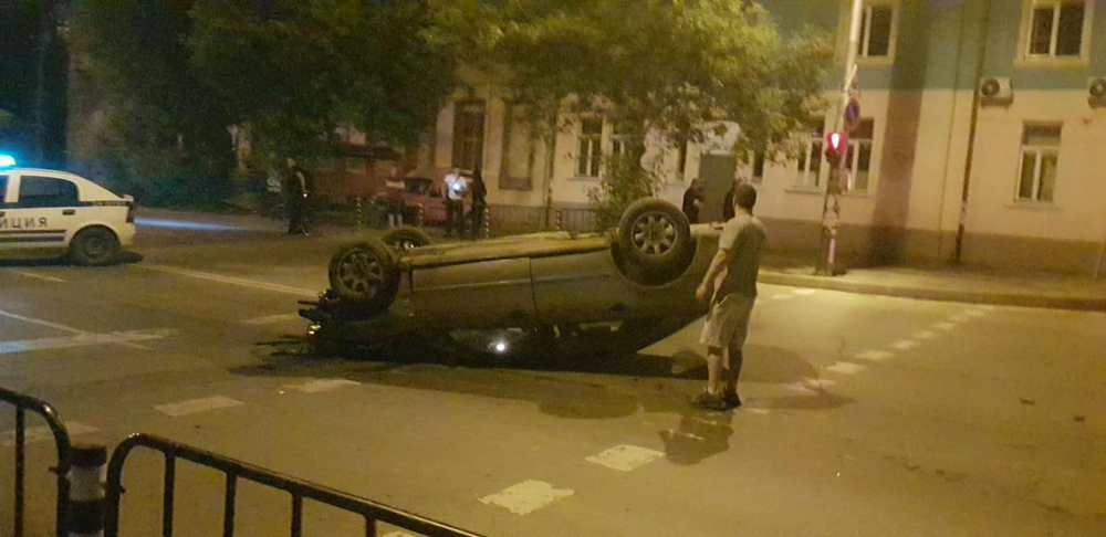 Зрелищни СНИМКИ на размазано черно БМВ и кола по таван в София, а във Фейсбук съскат злобно: Жалко, че няма жертви!