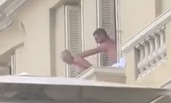 Очевидец към страстна двойка, правеща секс на балкон: Не бързайте толкоз! (СНИМКИ 18+)