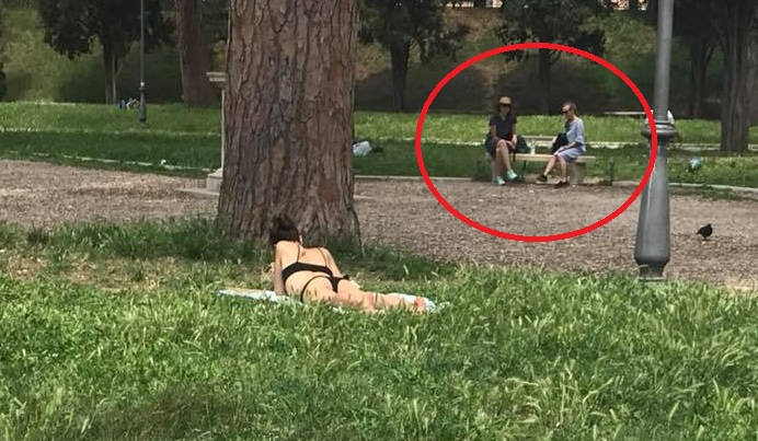 Само в БЛИЦ! Това, което направи полугола жена в столичен парк, удиви всички! СНИМКИ (18+)