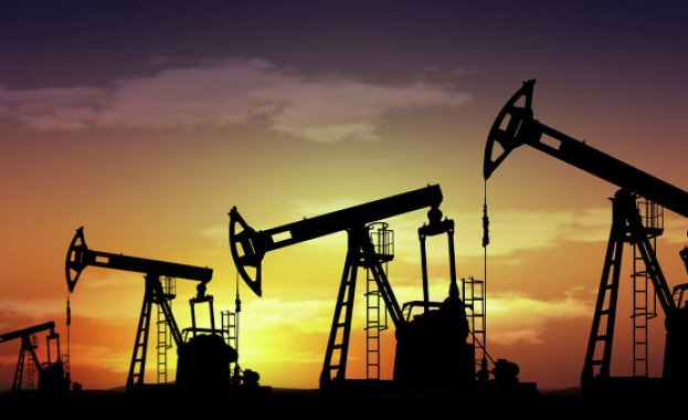 Цените на петрол вървят надолу заради рекорден добив в САЩ