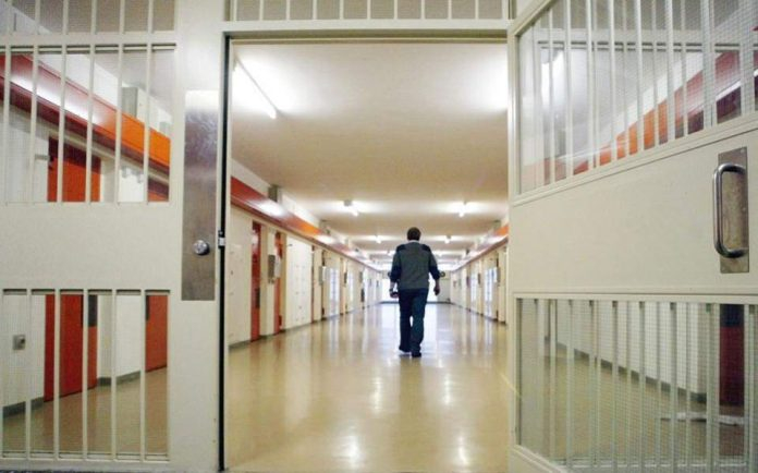 Затворник осакати пазач и офицер в пандиза в Солун