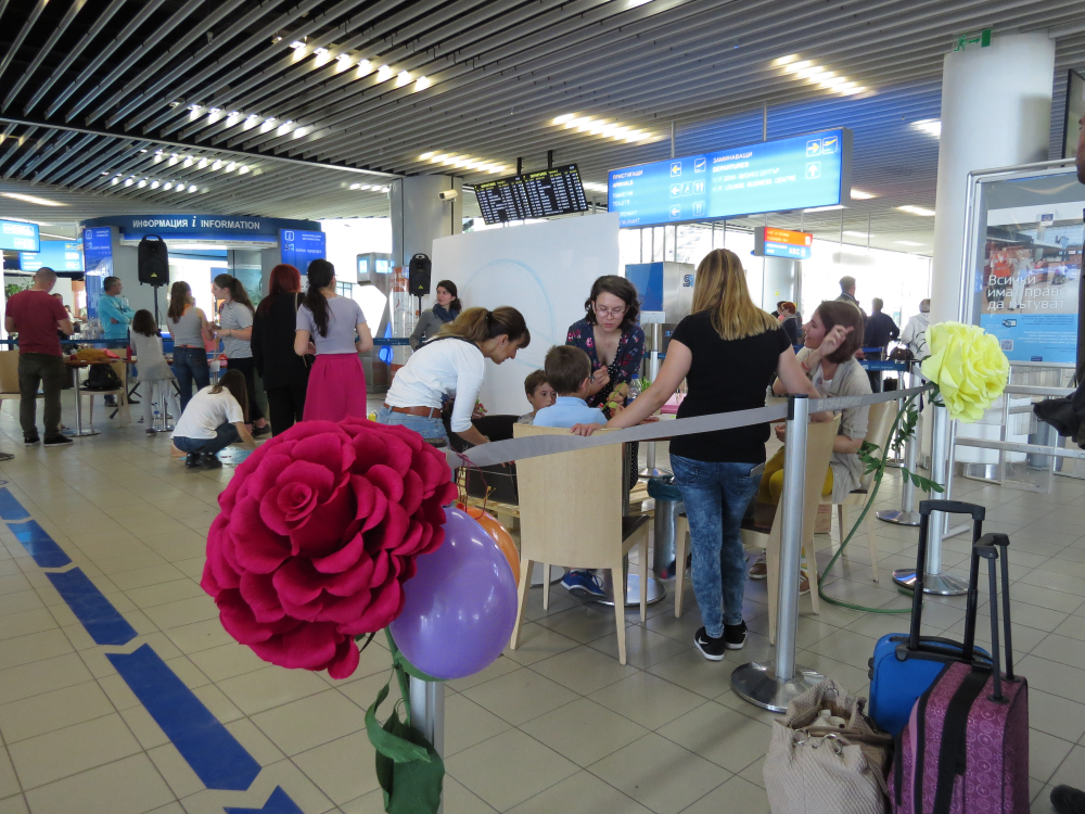 Деца творят на летище София