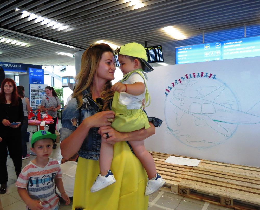 Деца творят на летище София