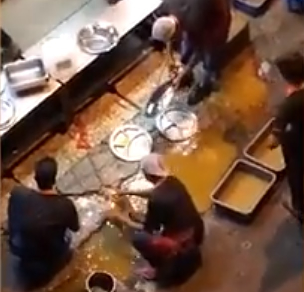 Заснеха как от престижен ресторант мият чиниите си в локва (ВИДЕО)