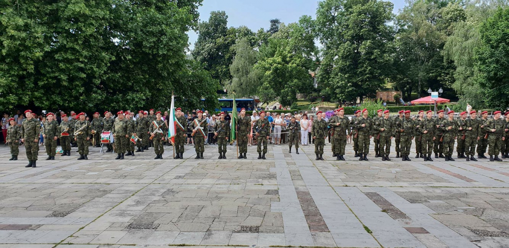 Стотици се стекоха в Калофер да сведат глави пред Ботев и героите на България (СНИМКИ)