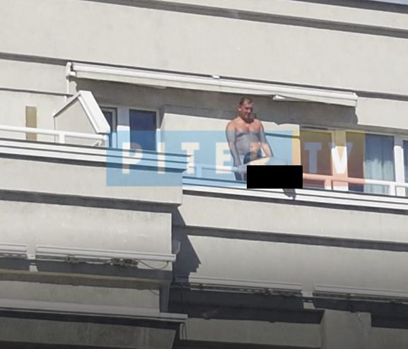 Чисто гола девойка се разходи по покрив по сред бял ден (СНИМКИ/ВИДЕО 18+)