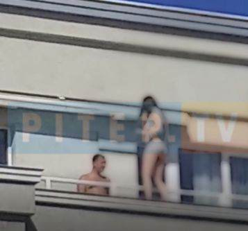 Чисто гола девойка се разходи по покрив по сред бял ден (СНИМКИ/ВИДЕО 18+)