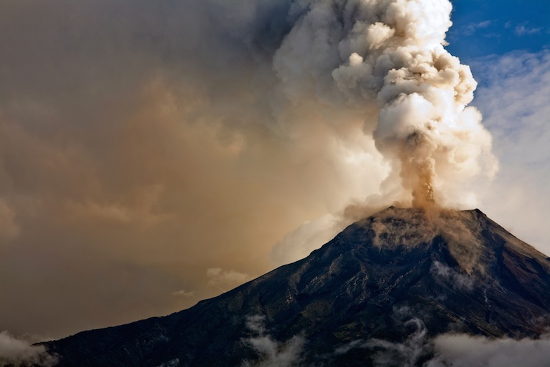 Шестима души загинаха в Гватемала заради мощно вулканично изригване (ВИДЕО)