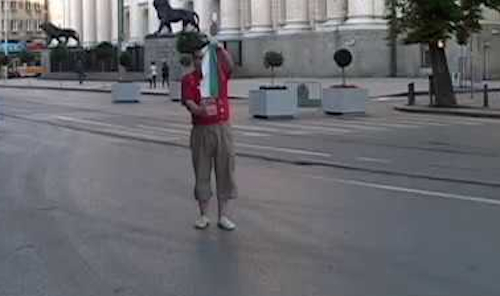 Грозна гавра! Заралия дойде в София и пред Съдебната палата запали и припика българското знаме (СНИМКА)