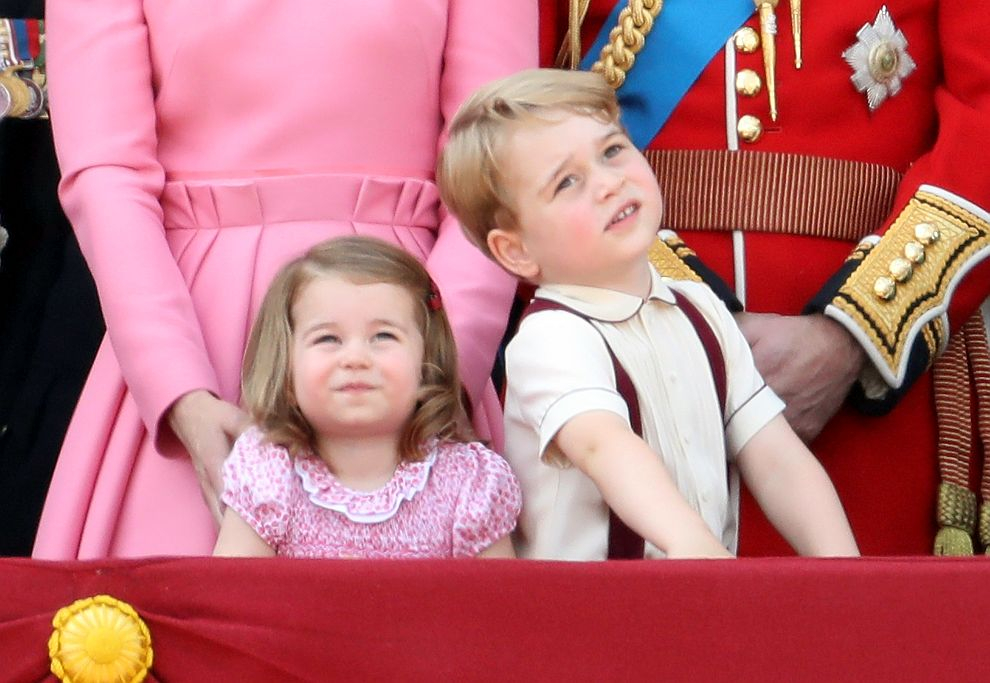 Как обучават принц Джордж и принцеса Шарлот на кралски маниери? 