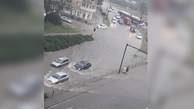 Положението във Варна е бедствено! Градът е под вода, а хората се вайкат: Не можем да излезе от домовете си (СНИМКИ/ВИДЕО)