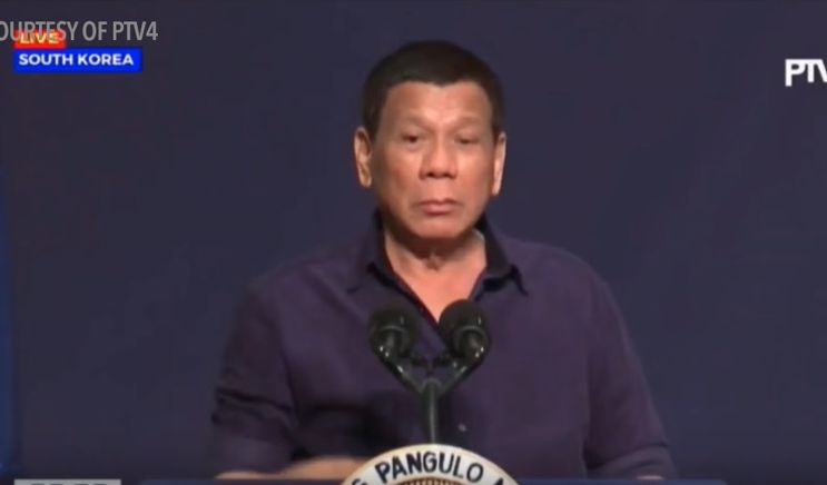 Филипинският президент скандализира света! Награби омъжена жена пред очите на хиляди и... (ВИДЕО)