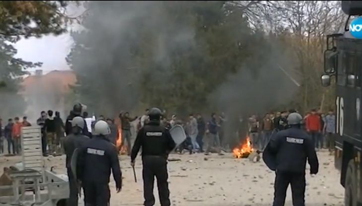 Прецедент или тотално безумие! Шокиращо се какво направиха българка и двама италианци за побеснелите бежанци, подклали бунта в Харманли (СНИМКИ/ВИДЕО)