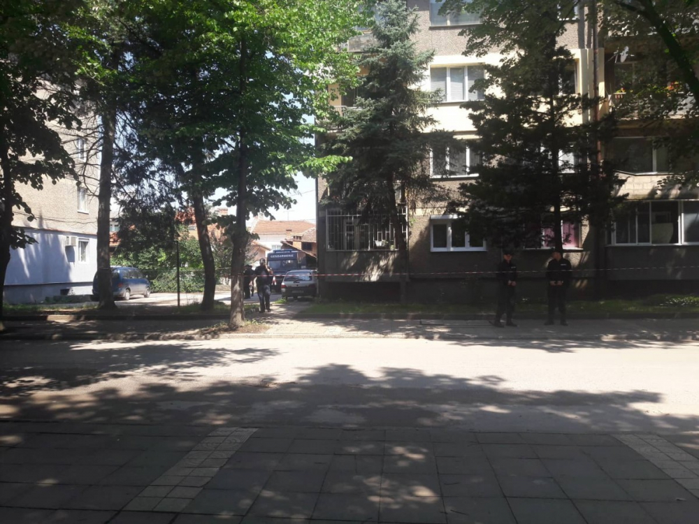 Евакуиран е цял блок в Ботевград след снощното убийство на Пелов (СНИМКИ)