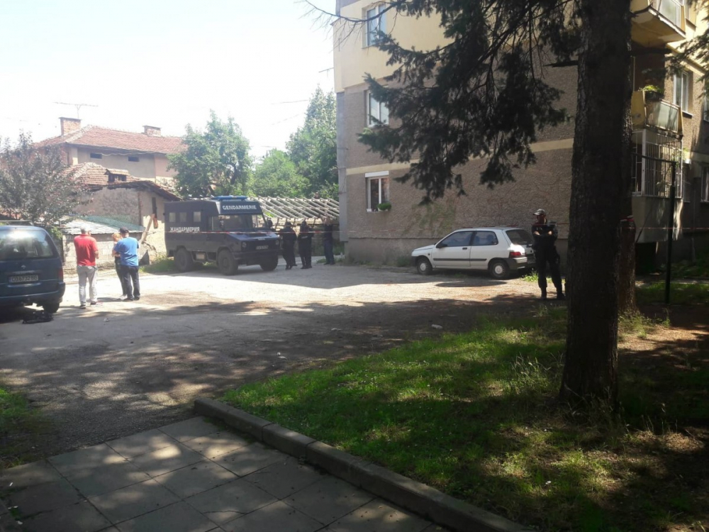 Евакуиран е цял блок в Ботевград след снощното убийство на Пелов (СНИМКИ)