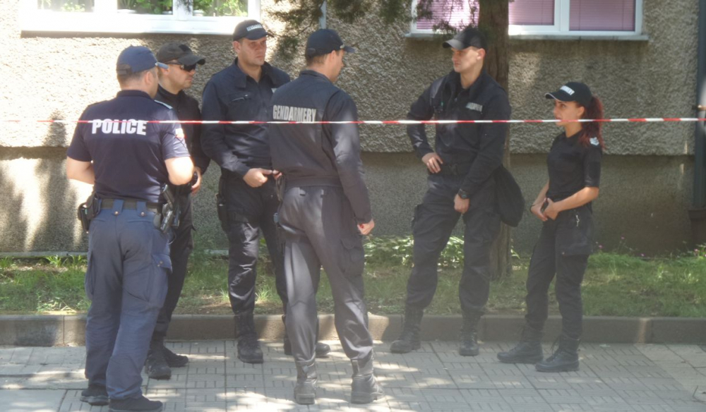Младен Маринов обясни какво са правили полицаите в евакуирания блок в Ботевград