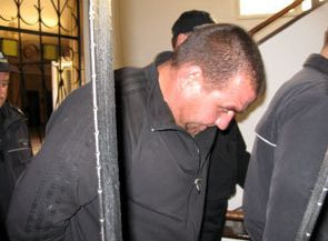 Прочут убиец се оказа най-добрият приятел на Пелов, в блока отцепен от полицията в Ботевград (СНИМКИ)