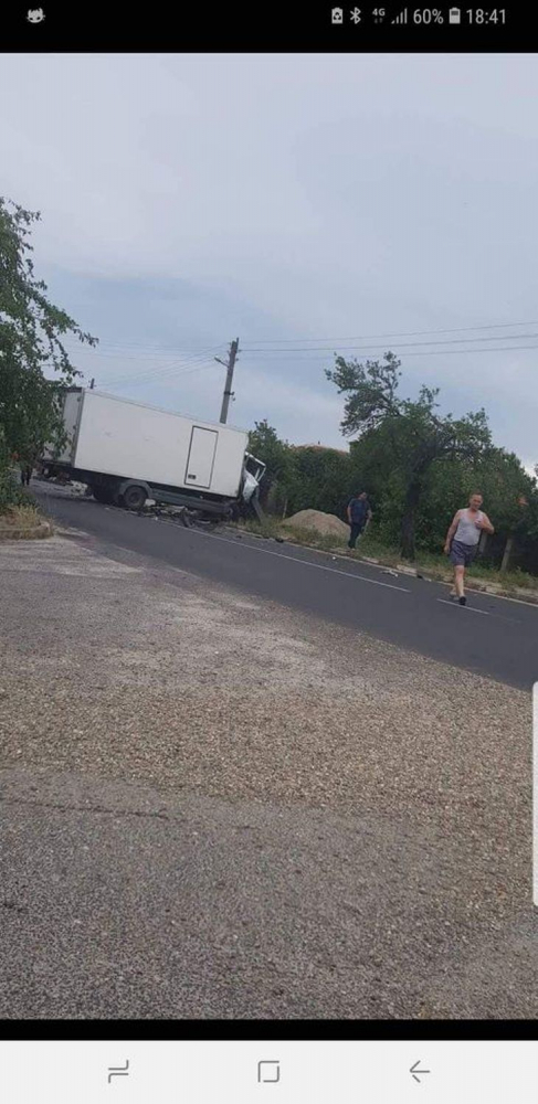Кошмар с камион и микробус в Карловско! (СНИМКА)