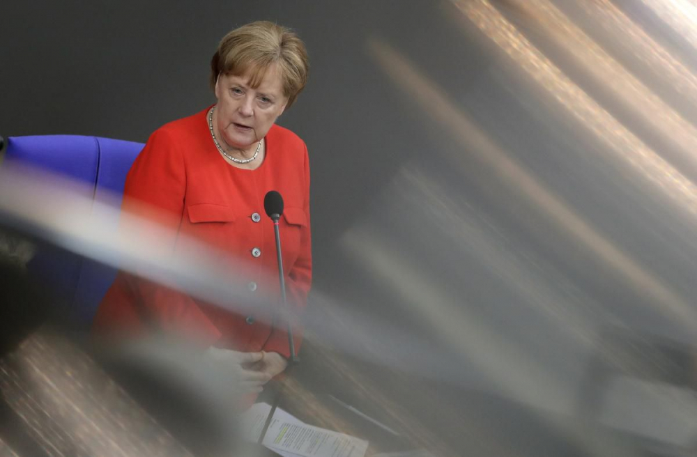 Меркел на разпит! За първи път в историята на Германия днес канцлер отговори директно на парливи въпроси в Бундестага 