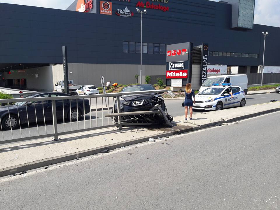 Зрелищни СНИМКИ: Блондинка в минижуп успешно разби черен джип на прав асфалт пред мол в София