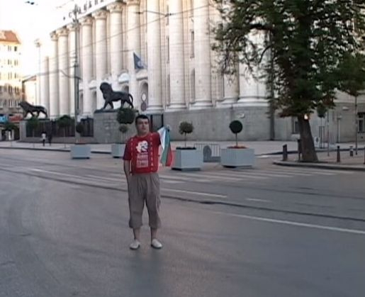 Михаил Михайлов, който припика българското знаме насред София, остава в ареста