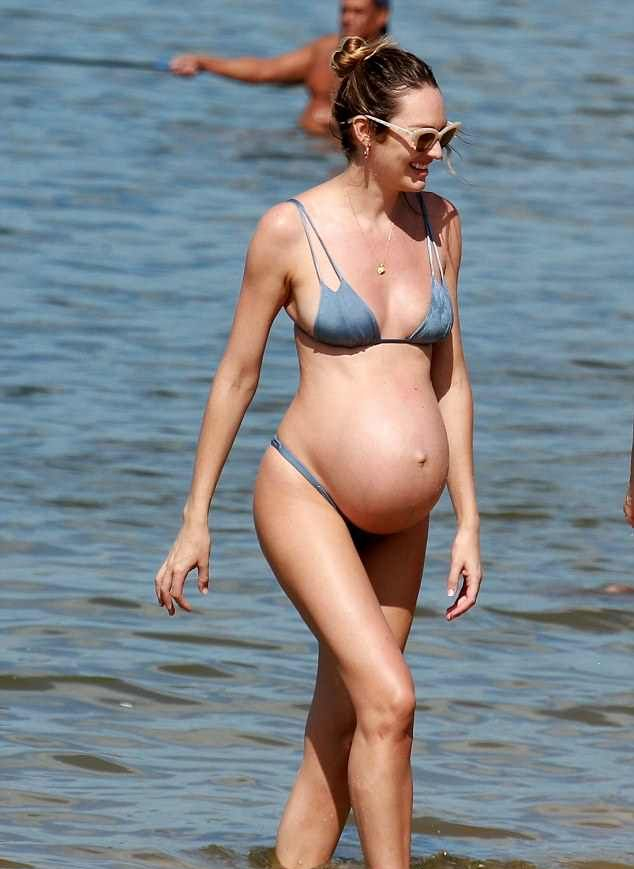 Много бременната моделка на бельо Кандис Суанепул се разголи на плажа (СНИМКИ) 