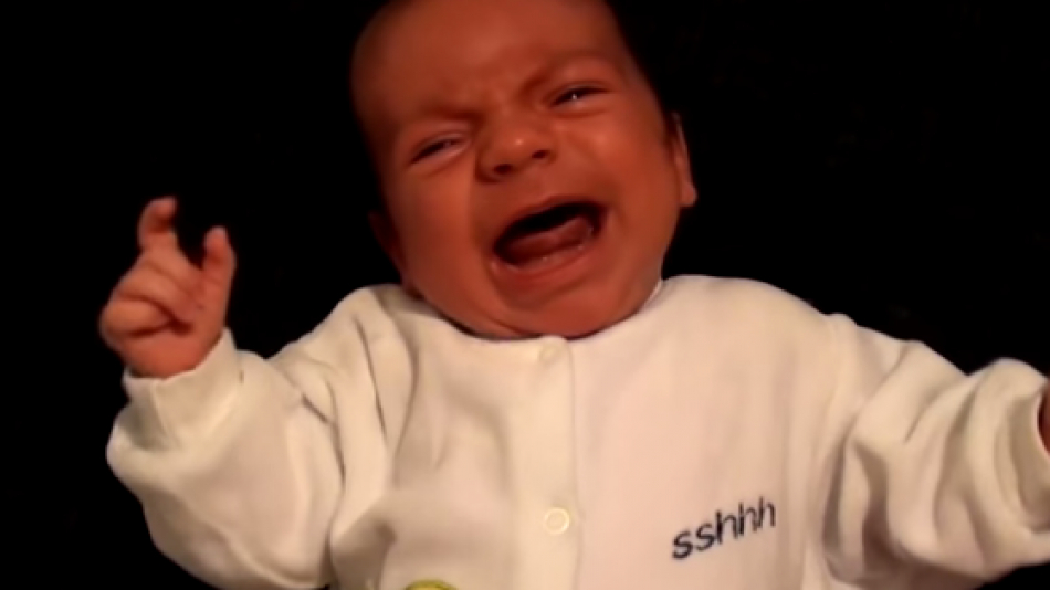 Магически трик успокоява плачещото бебе само за 30 секунди (СНИМКИ/ВИДЕО)