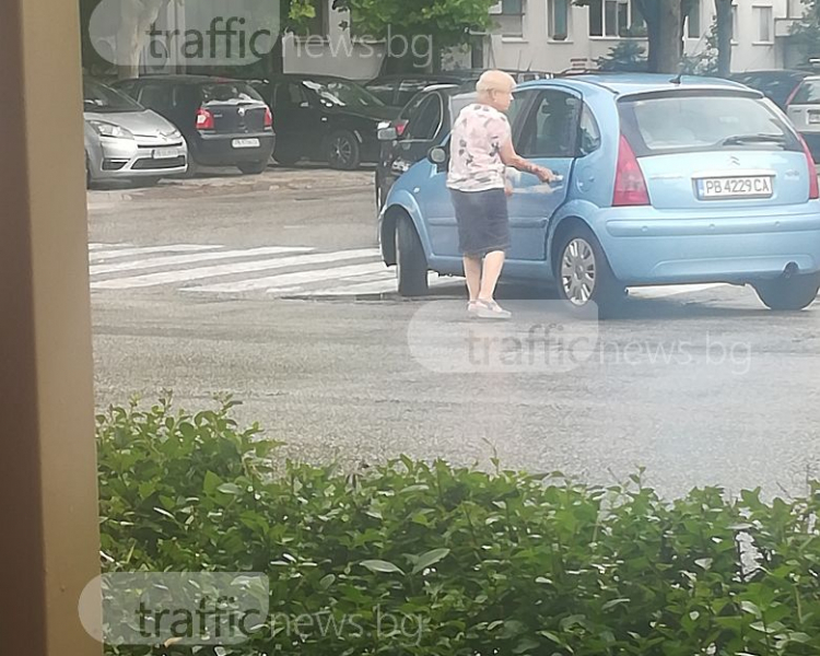 Позастаряваща блондинка направи нещо потресаващо в Пловдив! Всички са в шаш (СНИМКИ)