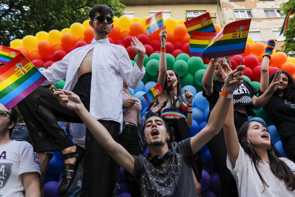 Задава се горещ следобед в София – гей парад, полицейска блокада и контра „Поход за семейството“ 
