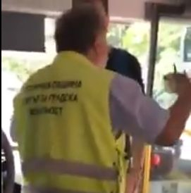 Скандално ВИДЕО! Контрольор блъска и крещи на младеж в градския транспорт в София, но истината се оказа....