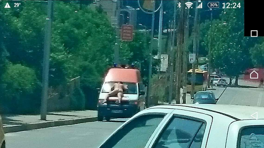 Чисто гол мъж се разходи по улиците на Търново, а когато линейката пристигна... (СНИМКИ 18+)
