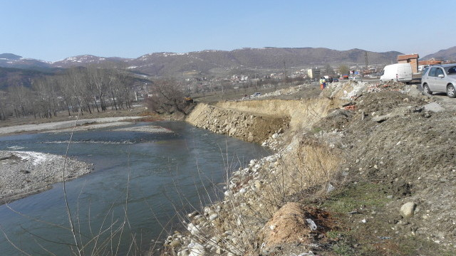 Огромна трагедия край Кресна! Група дечица влязоха в река Струма, но излязоха с едно по-малко 