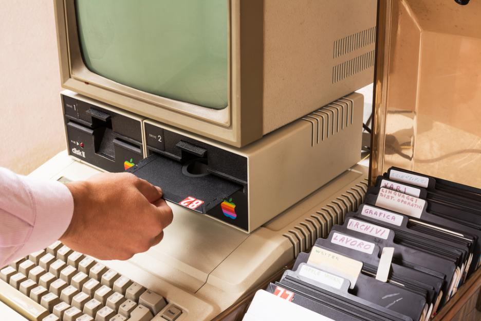 10 юни 1977 г. – Излиза Apple II – първият масово използван персонален компютър