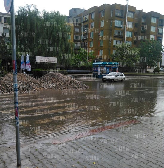 В Благоевград се изля голям порой и положението стана страшно (СНИМКИ)