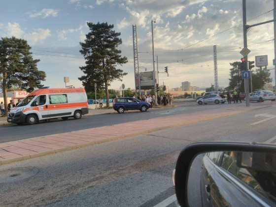 Зрелищна катастрофа в Пловдив! Кола се обърна като палачинка (СНИМКИ)