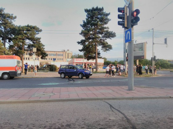 Зрелищна катастрофа в Пловдив! Кола се обърна като палачинка (СНИМКИ)