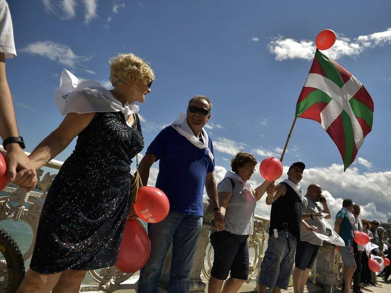 Баските в Испания организираха 202-километрова жива верига с призив за референдум (СНИМКИ)