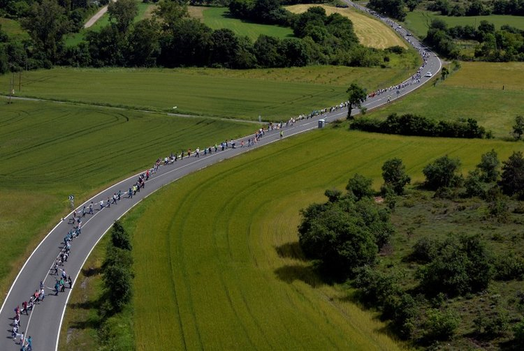 Баските в Испания организираха 202-километрова жива верига с призив за референдум (СНИМКИ)