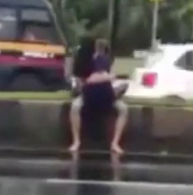 Безсрамна двойка се посвети на секс по средата на улица пред шокираните очевидци (СНИМКИ/ВИДЕО 18+)  