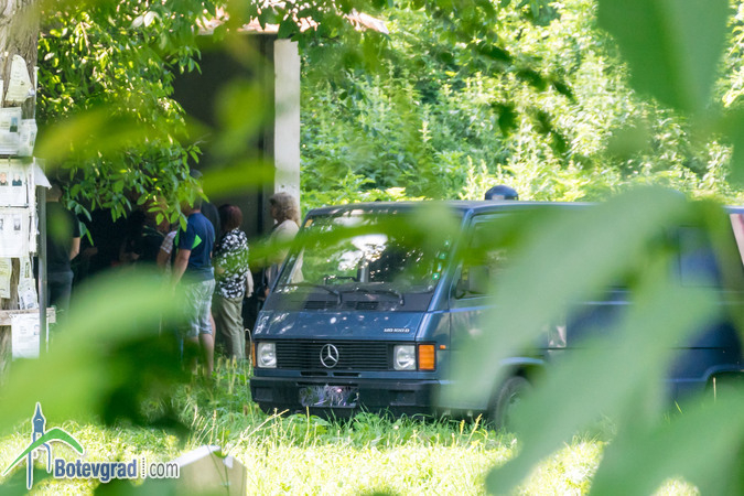 Погребаха свирепия убиец Владимир Пелов в родното село на баба му, полицаи вардят церемонията (СНИМКИ)