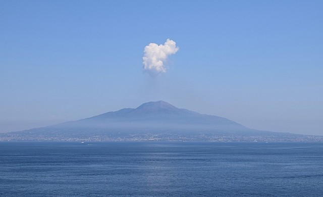 Няколко туристически дестинации с активни вулкани (СНИМКИ)