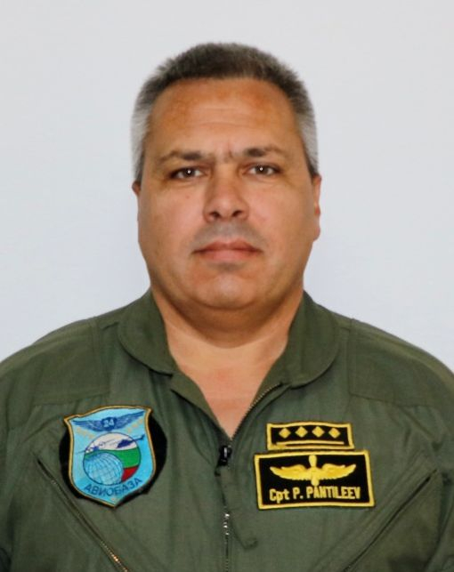 МО разпространи СНИМКИ на загиналите пилоти от катастрофата с хеликоптер Ми-17 