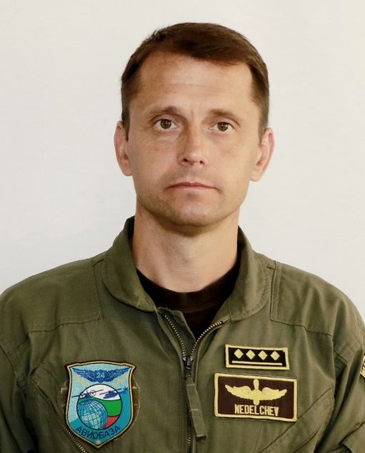 МО разпространи СНИМКИ на загиналите пилоти от катастрофата с хеликоптер Ми-17 