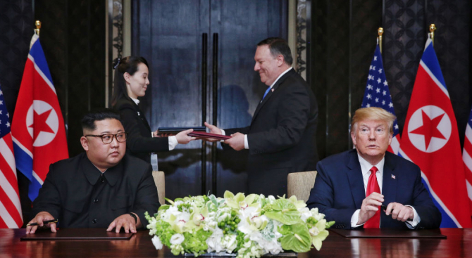 "Ройтерс": Езикът на тялото издаде безпокойството на Доналд Тръмп и Ким Чен-ун (СНИМКИ