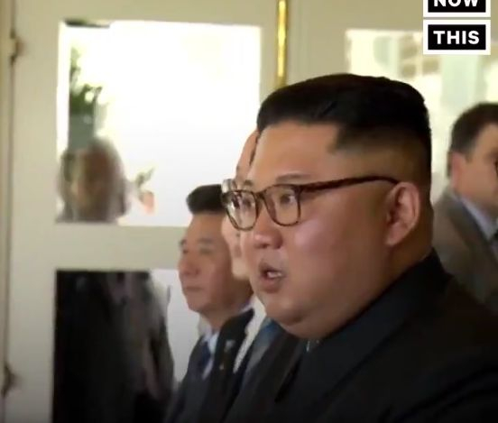 Шегичка на Тръмп накара Ким да извади най-вцепенената си физиономия (ВИДЕО)