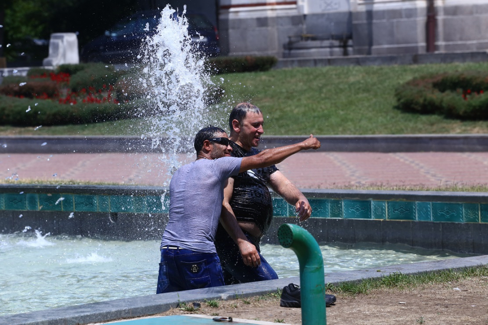 Фоторепортаж в БЛИЦ: Ох баня, ох кеф - познайте кои столичани се плацикат във фонтана пред Музея на София