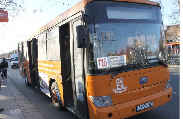 Шофьор на автобус 116 в Пловдив спря рязко, слезе от рейса и изкара акъла на пътниците